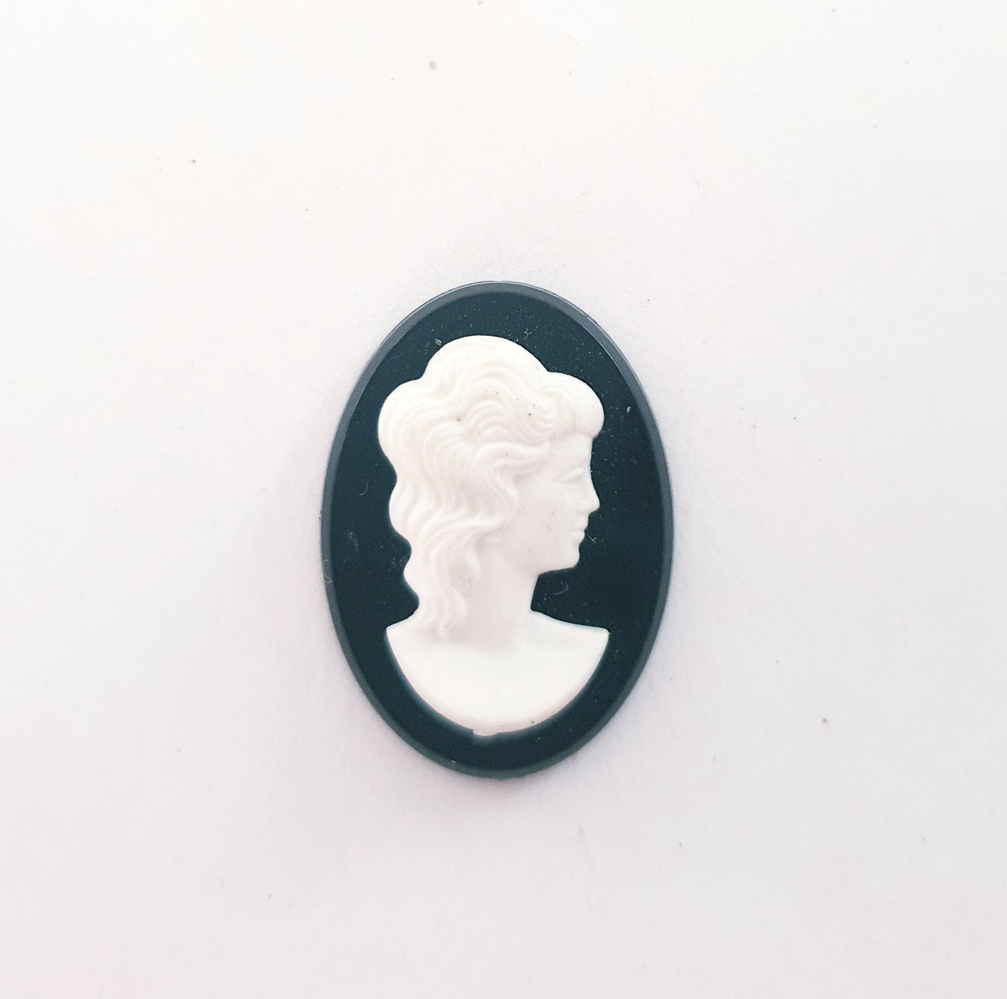 Flatback Cameo Plastic 25x18mm Black and White