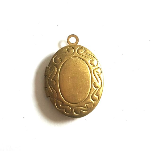Locket Hinged Oval Brass 22x18mm