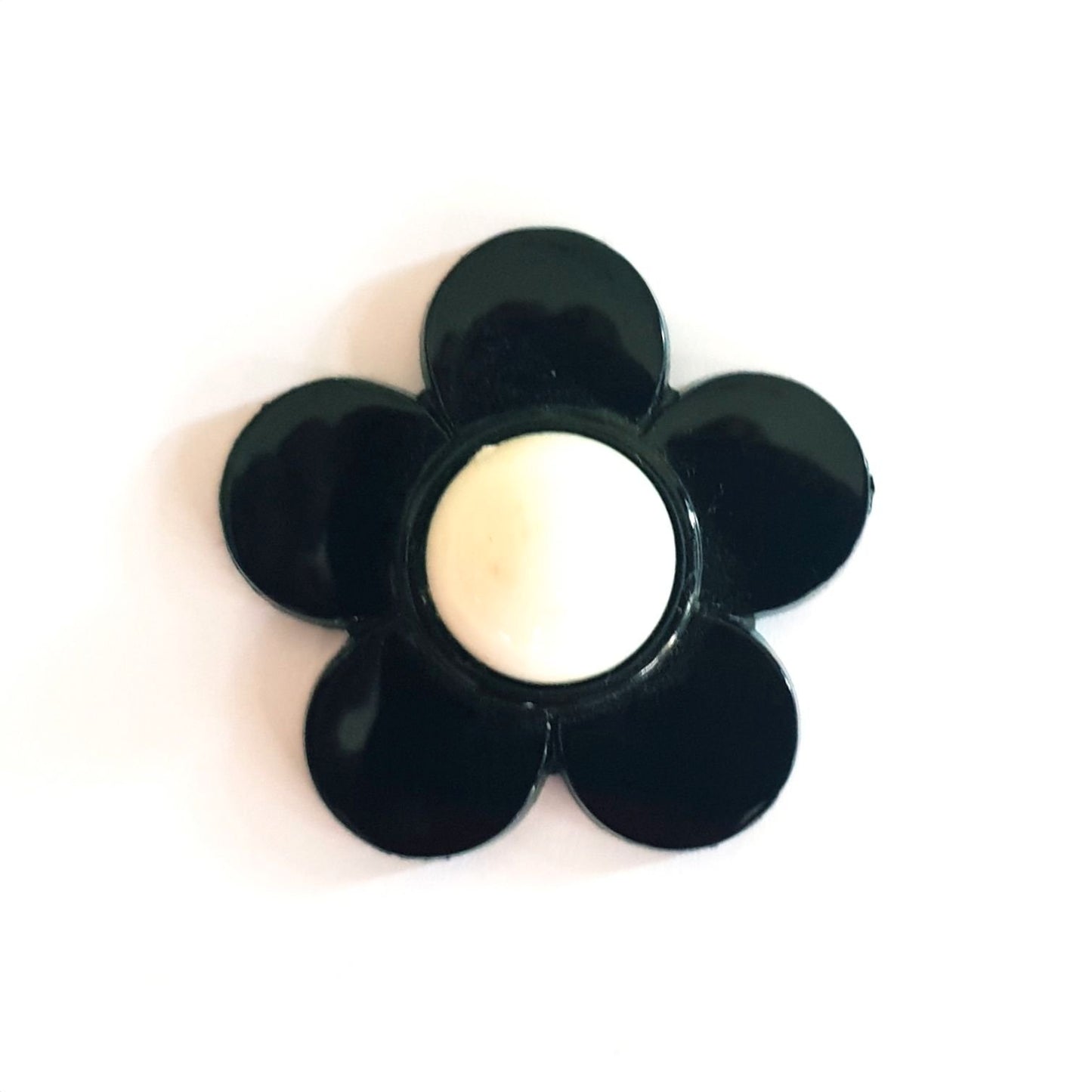 Flatback Daisy Lucite Black and White 40mm